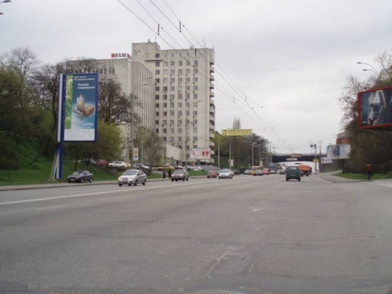 Беклайт в Киеве на бульваре Дружбы Народов