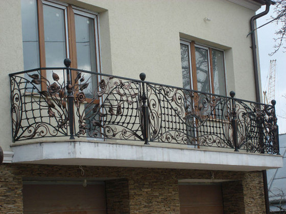 красиві ковані перила на балконі
