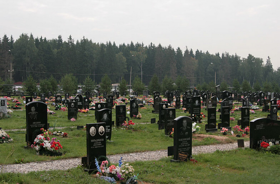 памятники на кладбище