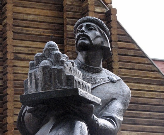 статуя Ярослава Мудрого с макетом Софии Киевской